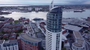 İngiltere 'deki Spinnaker Kulesi manzaralı Gunarf rıhtımının rıhtımındaki şehir manzarası. hava durumu