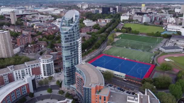 Flygfoto Över Gunwharf Quays Lägenhetsbyggnader Och Köpcentrum Portsmouth England Drönarskott — Stockvideo