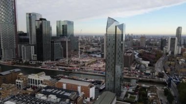 İngiltere 'de covid-19 salgını sırasında Londra' da modern mimari ve nehir manzarası.