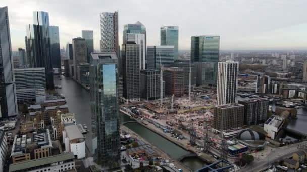 Aerial Pan Shot Bemutató Canary Wharf Luxus Felhőkarcoló Épületek Folyó — Stock videók