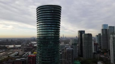 Gün doğumunda aynalı Arena Kulesi 'nin havadan çekilmiş görüntüsü. Londra' nın Canary Wharf Finans Bölgesi 'nde. Millwall 'da ikamet eden gökdelen Köpekler Adası, Londra.