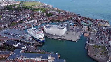 İngiltere 'deki Port Sea Adası' ndaki Wightlink Feribotları ve Eski Portsmouth Bölgesi 'nin hava görüntüsü. 