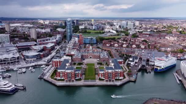 Wightlink Gunwharf Terminál Portsmouth Kikötőjében Angliában Portsmouth Autós Kompterminál Légi — Stock videók
