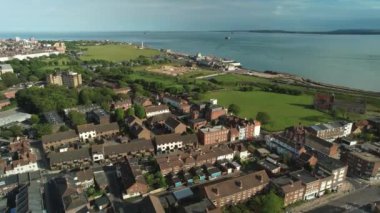 Clarence İskelesi Lunaparkı, Kralın Kalesi ve İngiltere 'deki Portsmouth Donanma Anıt Parkı ile Portsmouth City' den Solent Boğazı 'nın Havadan Görüntüsü.