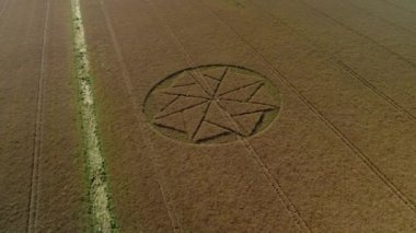 Dünya dışı tarım arazisi ekin çemberi geometri çizimleri Stanton St Bernard hava manzarası Wiltshire insansız hava aracı görüntüsü