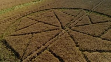 Garip tarım çemberi çizimleri Stanton St Bernard hava görüntüsü kuş bakışı Wiltshire 'a yükseliyor.