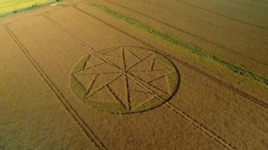 Garip tarım arazisi daire çizimi Stanton St Bernard hava manzarası Wiltshire 'ın sol yörüngesinde.