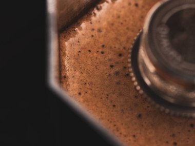Fotokopi alanı olan kahve demliğinde köpüklü taze kahve.
