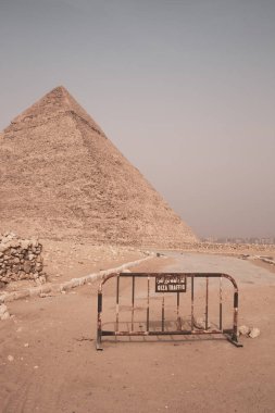Giza Piramit Kompleksi (ayrıca Giza Necropolis olarak da bilinir) Mısır 'ın başkenti Kahire' deki Giza Platosu 'nda yer alır.