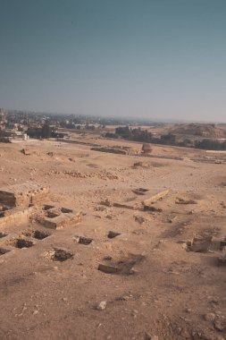 Mısır 'ın Kahire şehrinin karşısındaki harabeler.