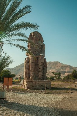 Memnon Heykeli, Amenhotep III 'ü temsil eden iki anıtsal heykeldir (MÖ 1386-1353).) 