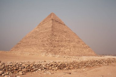 Giza Piramit Kompleksi (ayrıca Giza Necropolis olarak da bilinir) Mısır 'ın başkenti Kahire' deki Giza Platosu 'nda yer alır.