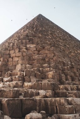 Giza Piramit Kompleksi (ayrıca Giza Necropolis olarak da bilinir) Mısır 'ın başkenti Kahire' deki Giza Platosu 'nda yer alır.