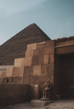 Giza Piramit Kompleksi (ayrıca Giza Necropolis olarak da bilinir) Mısır 'ın başkenti Kahire' deki Giza Platosu 'nda yer alır.