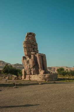 Memnon Heykeli, Amenhotep III 'ü temsil eden iki anıtsal heykeldir (MÖ 1386-1353).) 