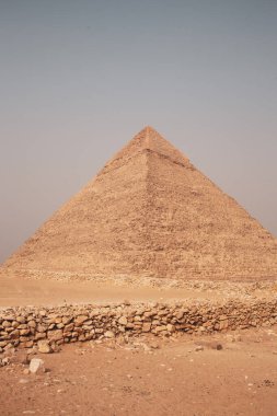 Giza Piramit Kompleksi (ayrıca Giza Necropolis olarak da bilinir) Mısır 'ın başkenti Kahire' deki Giza Platosu 'nda yer alır.