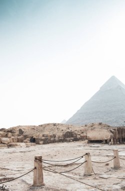 Giza Piramit Kompleksi (ayrıca Giza Necropolis olarak da bilinir) Mısır 'ın başkenti Kahire' deki Giza Platosu 'nda yer alır.