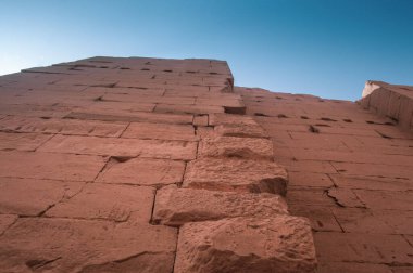 Deir el-Bahari ya da Dayr al-Bahri, Mısır 'ın başkenti Luxor' un batı kıyısında yer alan bir morg tapınağı ve mezar kompleksi.