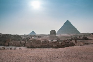Giza Piramit Kompleksi (ayrıca Giza Necropolis olarak da bilinir) Mısır 'ın başkenti Kahire' deki Giza Platosu 'nda yer alır.