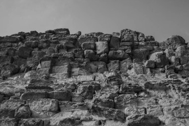 Giza Piramit Kompleksi (ayrıca Giza Necropolis olarak da bilinir) Mısır 'ın başkenti Kahire' deki Giza Platosu 'nda yer alır.