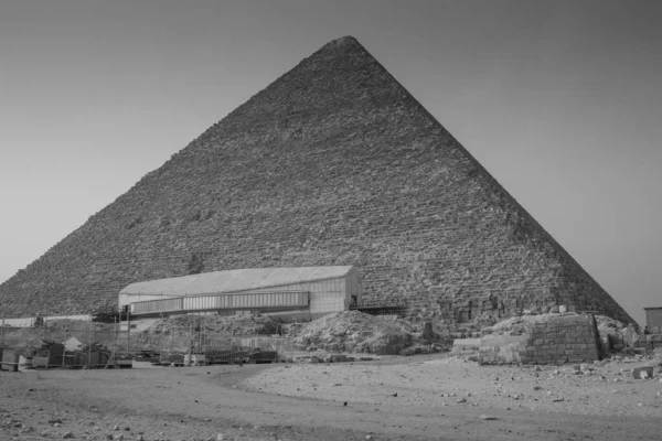 ネクロポリスとも呼ばれるギザ ピラミッド コンプレックスは エジプトの大カイロにあるギザ高原の遺跡である — ストック写真