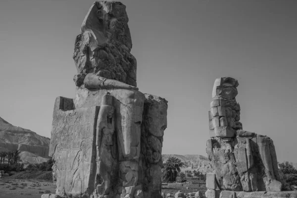 Colossos Memnon São Duas Estátuas Monumentais Que Representam Amenófis Iii — Fotografia de Stock