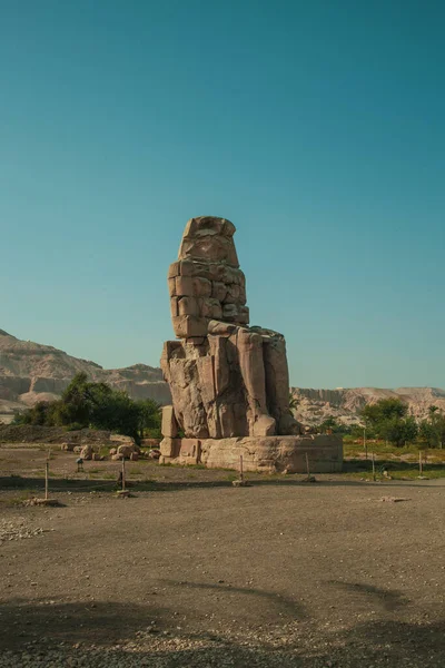 Memnon Heykeli, Amenhotep III 'ü temsil eden iki anıtsal heykeldir (MÖ 1386-1353).) 