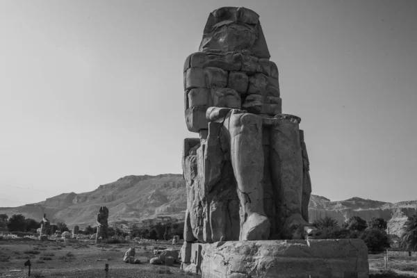 Die Memnonkolosse Sind Zwei Monumentale Statuen Von Amenhotep Iii 1386 — Stockfoto