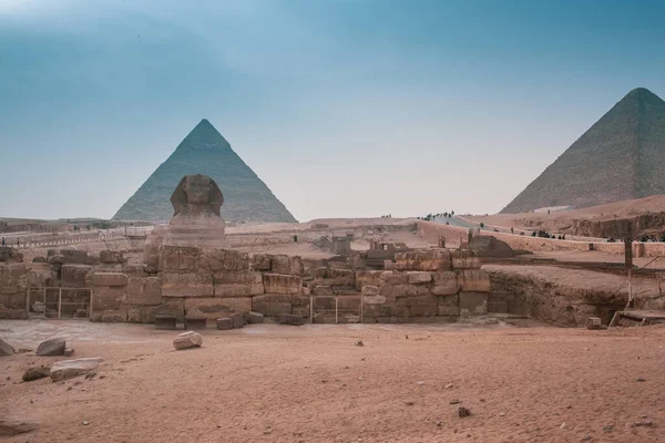ネクロポリスとも呼ばれるギザ ピラミッド コンプレックスは エジプトの大カイロにあるギザ高原の遺跡である — ストック写真