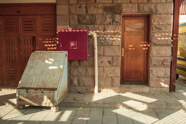 古い建物の古い木製のドア エジプト — ストック写真