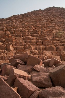 Giza Piramit Kompleksi (ayrıca Giza Necropolis olarak da bilinir) Mısır 'ın başkenti Kahire' deki Giza Platosu 'nda yer alır.