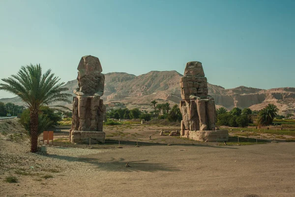 Los Colosos Memnon Son Dos Estatuas Monumentales Que Representan Amenhotep — Foto de Stock