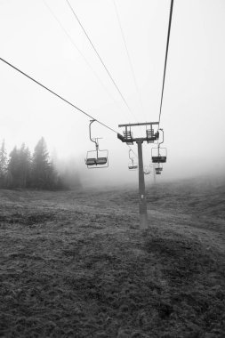  Ukrayna 'daki Karpat Dağları' nda teleferik.