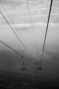  Ukrayna 'daki Karpat Dağları' nda teleferik.