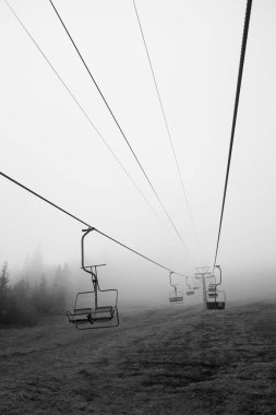  Ukrayna 'daki Karpat Dağları' nda teleferik.
