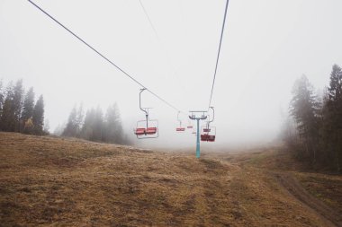  Ukrayna 'daki Karpat Dağları' nda teleferik.
