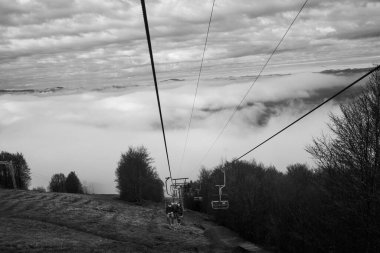  Ukrayna 'daki Karpat Dağları' nda teleferik.