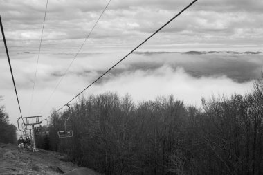  Ukrayna 'daki Karpat Dağları' nda teleferik.