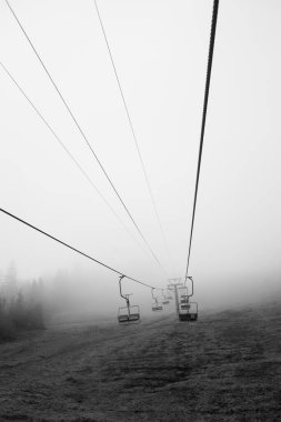  Ukrayna 'daki Karpat Dağları' nda teleferik.