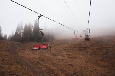  Ukrayna 'daki Karpat Dağları' nda teleferik.