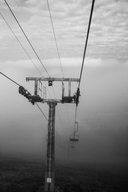  Ukrayna 'daki Karpat Dağları' nda teleferik.