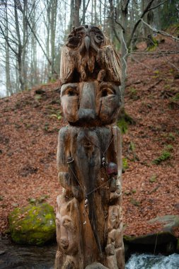 Bagaja kazınmış bir figürün yakın plan çekimi. 