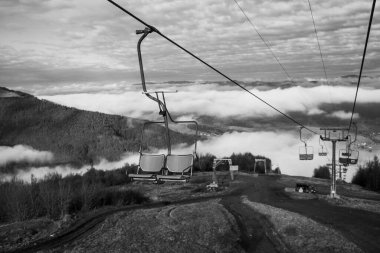  Ukrayna 'daki Karpat Dağları' nda teleferik.