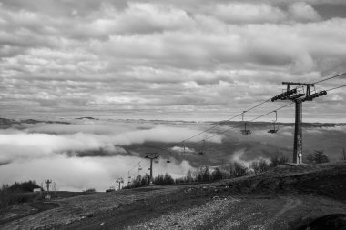  Ukrayna 'daki Karpat Dağları' nda teleferik.
