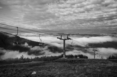  Ukrayna 'daki Karpat Dağları' nda teleferik.