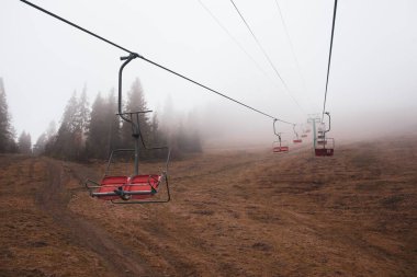  Ukrayna 'daki Karpat Dağları' nda teleferik.