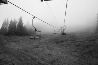  Ukrayna 'daki Karpat Dağları' nda teleferik.