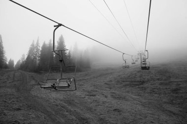  Ukrayna 'daki Karpat Dağları' nda teleferik.