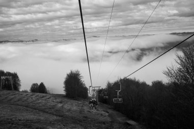  Ukrayna 'daki Karpat Dağları' nda teleferik.