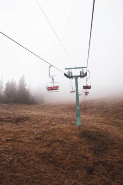  Ukrayna 'daki Karpat Dağları' nda teleferik.
